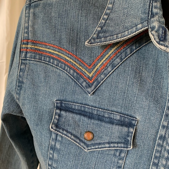 Wrangler Tops - Embroidered denim snap front shirt size small